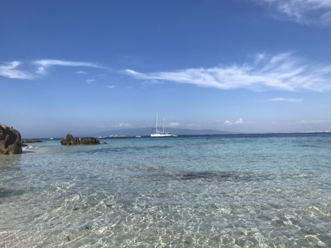 Panorama spettacolare dell'Isola del Mal di Ventre, con le sue scogliere mozzafiato, le acque cristalline e la natura incontaminata della Sardegna.